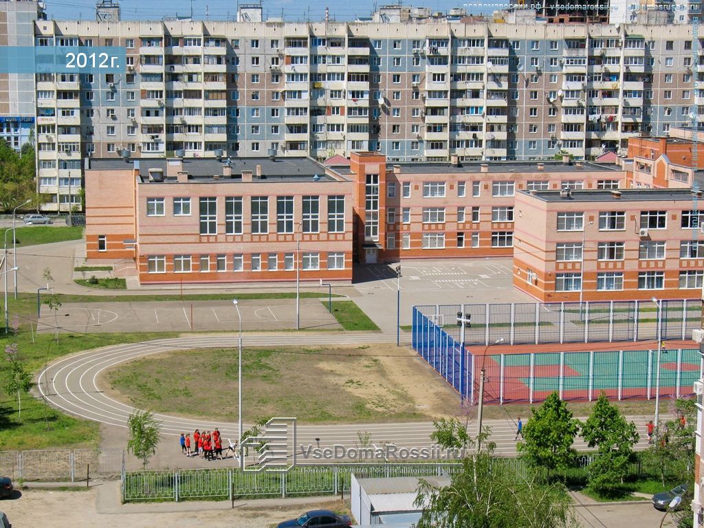 спортивная площадка школы.